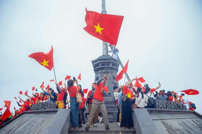 Thiêng liêng Lễ chào cờ trên đỉnh Fansipan - Ảnh 13.