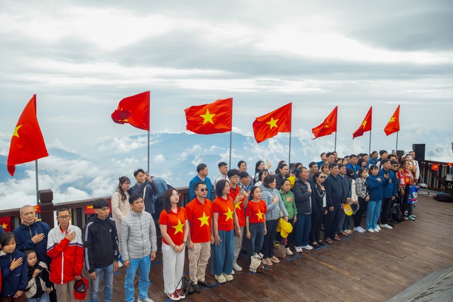 Thiêng liêng Lễ chào cờ trên đỉnh Fansipan - Ảnh 11.