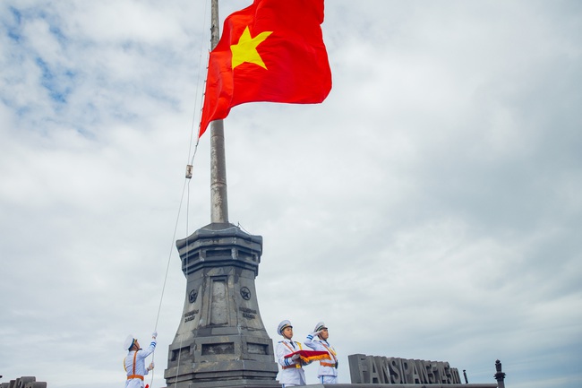 Thiêng liêng Lễ chào cờ trên đỉnh Fansipan - Ảnh 9.