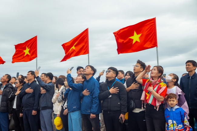 Thiêng liêng Lễ chào cờ trên đỉnh Fansipan - Ảnh 5.