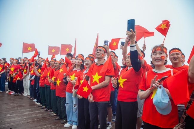 Thiêng liêng Lễ chào cờ trên đỉnh Fansipan - Ảnh 3.