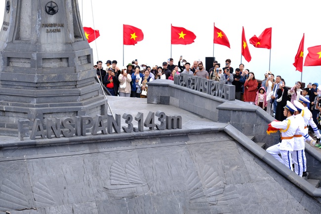 Thiêng liêng Lễ chào cờ trên đỉnh Fansipan - Ảnh 6.