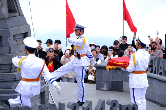 Thiêng liêng Lễ chào cờ trên đỉnh Fansipan - Ảnh 7.