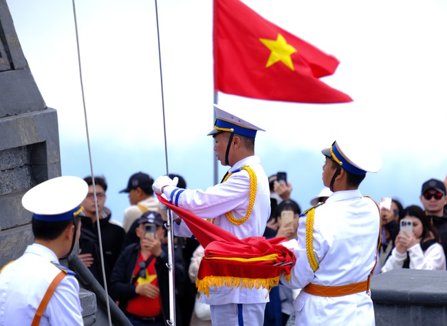 Thiêng liêng Lễ chào cờ trên đỉnh Fansipan - Ảnh 8.
