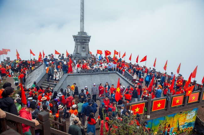Thiêng liêng Lễ chào cờ trên đỉnh Fansipan - Ảnh 1.