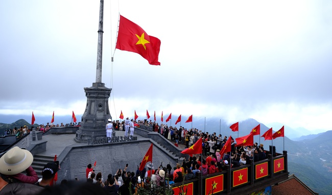 Thiêng liêng Lễ chào cờ trên đỉnh Fansipan - Ảnh 12.