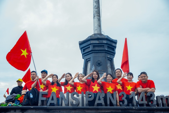 Thiêng liêng Lễ chào cờ trên đỉnh Fansipan - Ảnh 18.