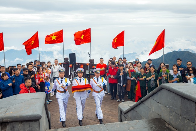 Thiêng liêng Lễ chào cờ trên đỉnh Fansipan - Ảnh 2.