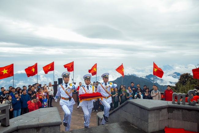 Thiêng liêng Lễ chào cờ trên đỉnh Fansipan - Ảnh 4.