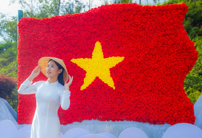 Sa Pa tấp nập khách đến du ngoạn Lễ hội Hoa hồng Fansipan - Ảnh 10.