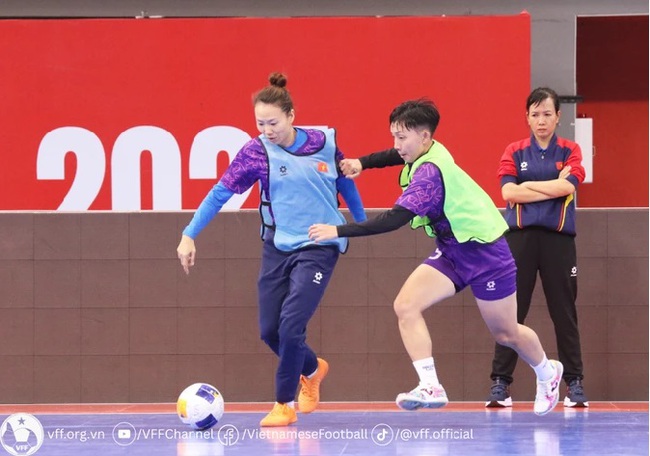 Đội tuyển futsal nữ Việt Nam sẵn sàng cho trận ra quân tại giải châu Á 2025 - Ảnh 1.