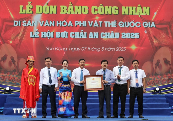 Bắc Giang: Lễ hội bơi chải An Châu trở thành Di sản Văn hóa Phi vật thể cấp quốc gia - Ảnh 2.