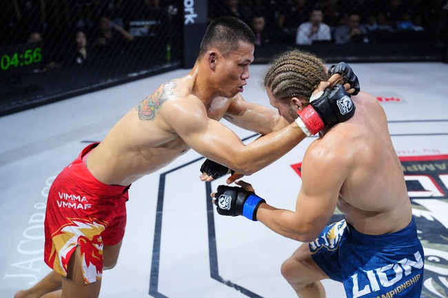LION Championship 22: "Độc cô cầu bại" Wushu Việt Nam đánh bại đô vật Belarus, bảo vệ thành công đai vô địch - Ảnh 1.