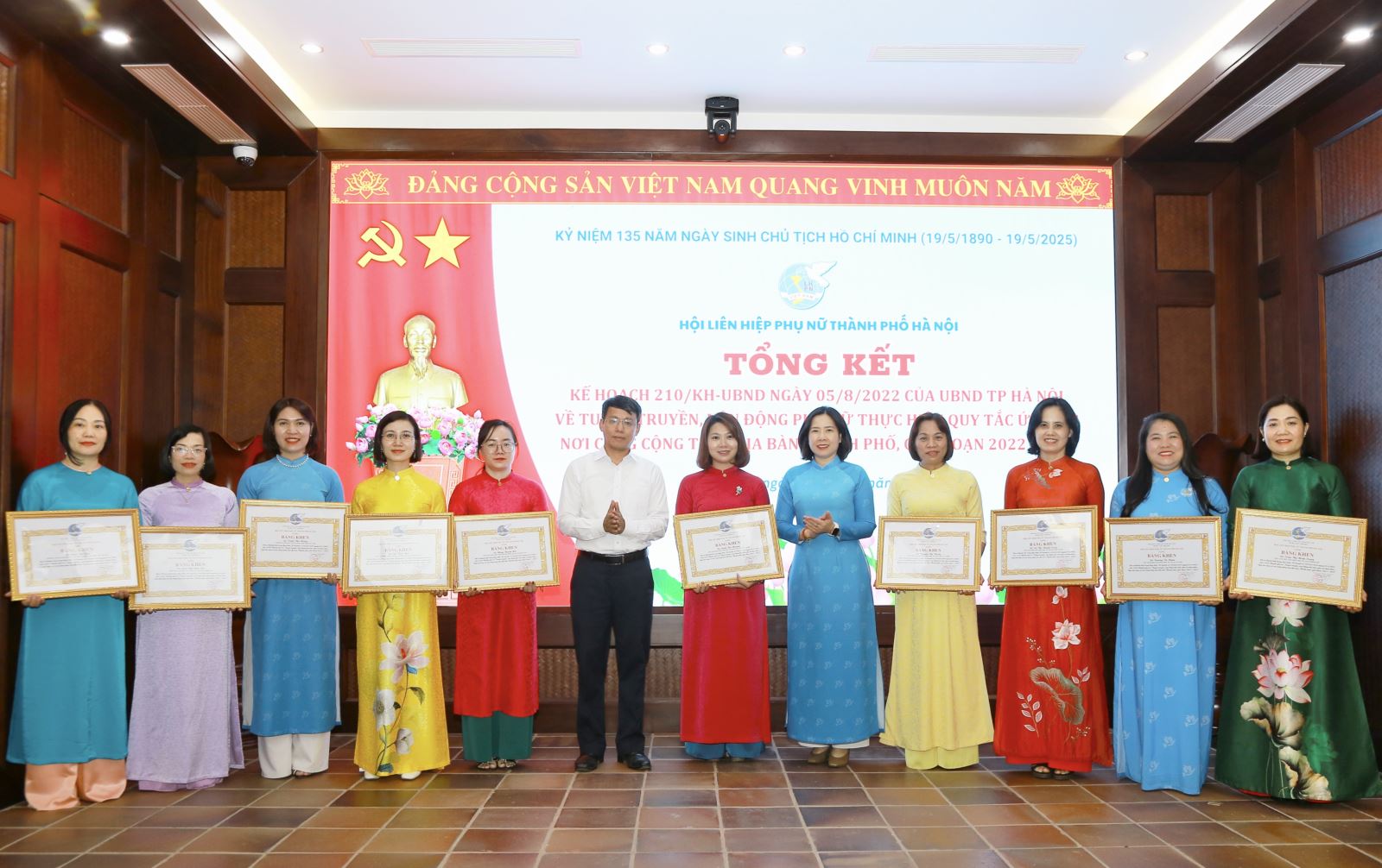 Tôn vinh phụ nữ Thủ đô điển hình tiêu biểu làm theo lời Bác giai đoạn 2016-2025 - Ảnh 3.
