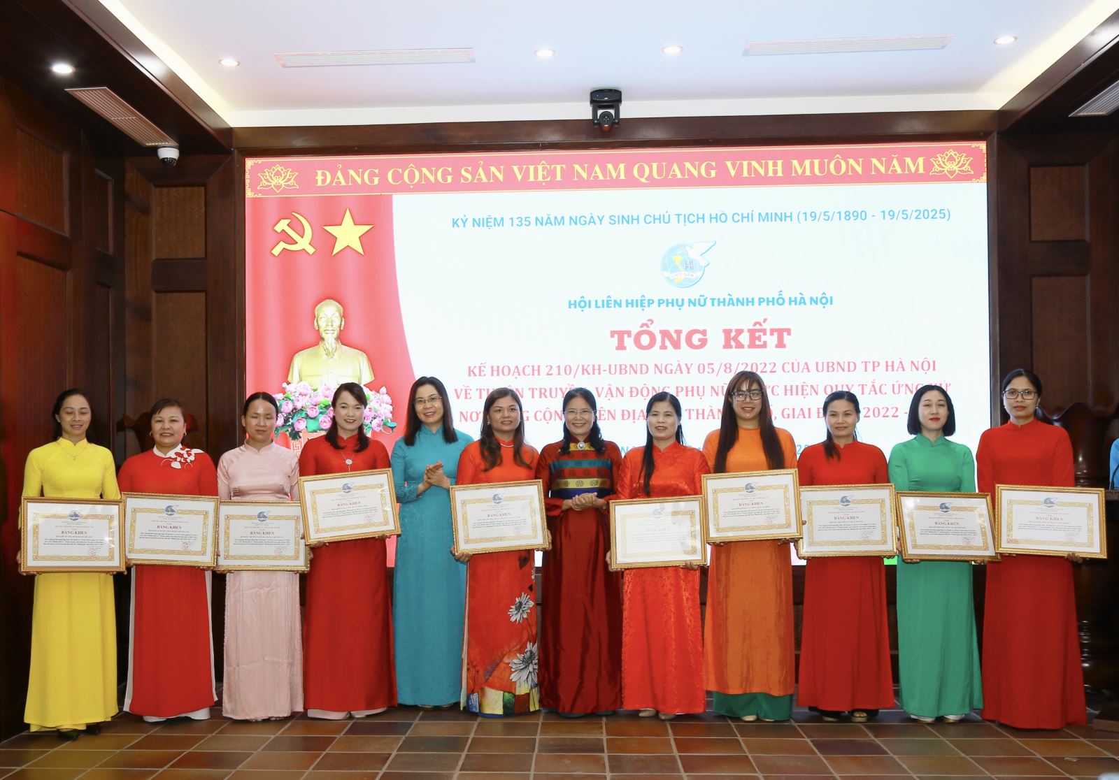 Tôn vinh phụ nữ Thủ đô điển hình tiêu biểu làm theo lời Bác giai đoạn 2016-2025 - Ảnh 2.