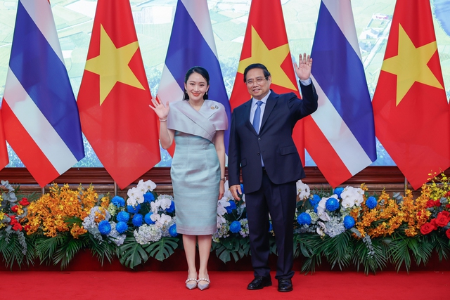 Thủ tướng Phạm Minh Chính cùng Thủ tướng Thái Lan tham quan triển lãm sản phẩm thủ công mỹ nghệ Việt Nam - Ảnh 1.