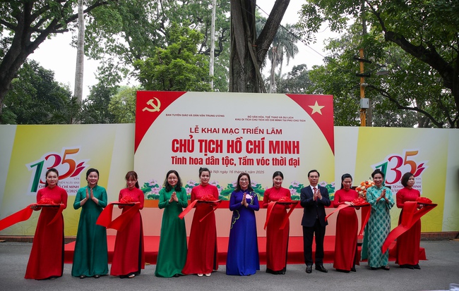 Khai mạc triển lãm Quốc gia "Chủ tịch Hồ Chí Minh - Tinh hoa dân tộc, tầm vóc thời đại" - Ảnh 3.
