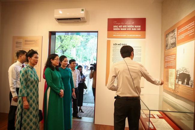 Khai mạc triển lãm Quốc gia "Chủ tịch Hồ Chí Minh - Tinh hoa dân tộc, tầm vóc thời đại" - Ảnh 13.