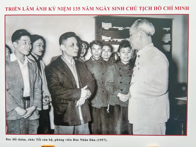 Trưng bày những hình ảnh quý giá về Chủ tịch Hồ Chí Minh qua triển lãm ảnh "Rạng rỡ tên Người" - Ảnh 6.