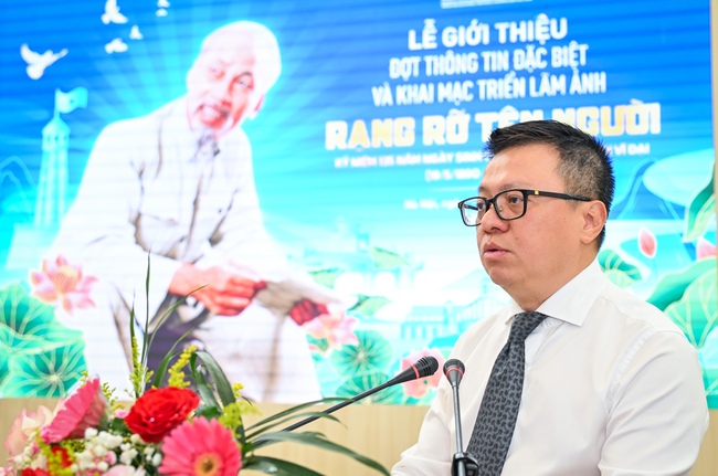 Trưng bày những hình ảnh quý giá về Chủ tịch Hồ Chí Minh qua triển lãm ảnh "Rạng rỡ tên Người" - Ảnh 2.