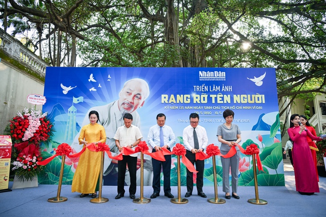 Trưng bày những hình ảnh quý giá về Chủ tịch Hồ Chí Minh qua triển lãm ảnh "Rạng rỡ tên Người" - Ảnh 1.