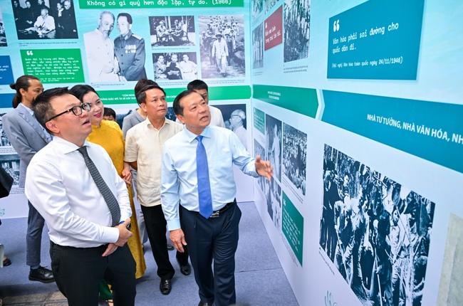 Trưng bày những hình ảnh quý giá về Chủ tịch Hồ Chí Minh qua triển lãm ảnh "Rạng rỡ tên Người" - Ảnh 3.