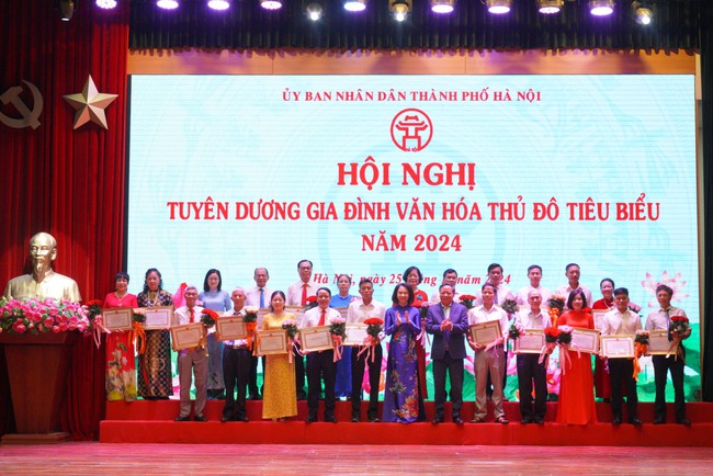 Hà Nội tổ chức tuyên dương Gia đình văn hóa tiêu biểu nhân kỷ niệm 24 năm Ngày Gia đình Việt Nam - Ảnh 1.