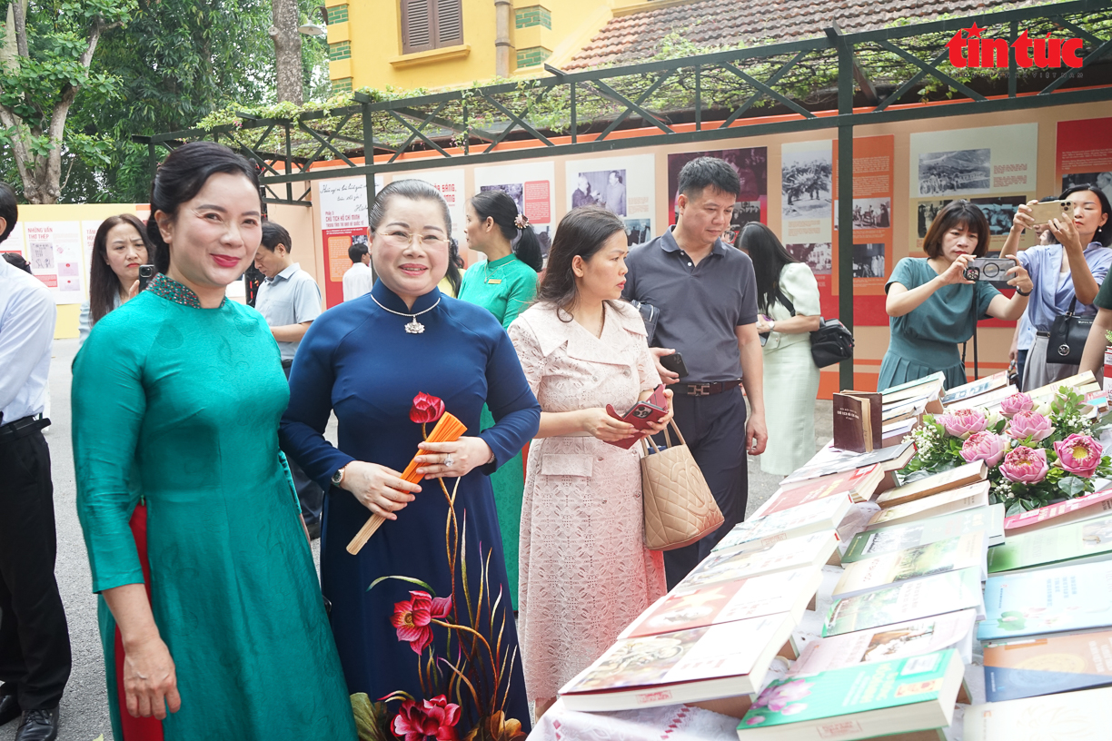 Ra mắt cuốn sách '135 Chuyện kể về Bác Hồ' - Ảnh 2.