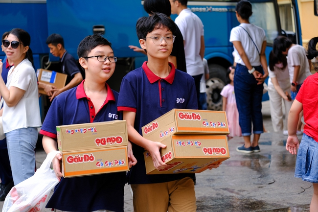 Học sinh Trường Đoàn Thị Điểm thăm tặng quà những người có hoàn cảnh khó khăn và tàn tật - Ảnh 1.