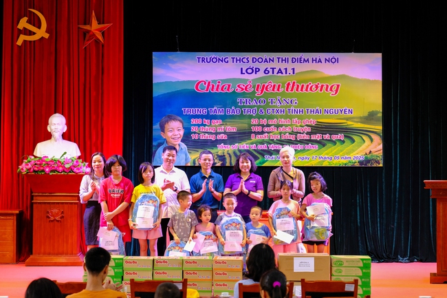 Học sinh Trường Đoàn Thị Điểm thăm tặng quà những người có hoàn cảnh khó khăn và tàn tật - Ảnh 3.