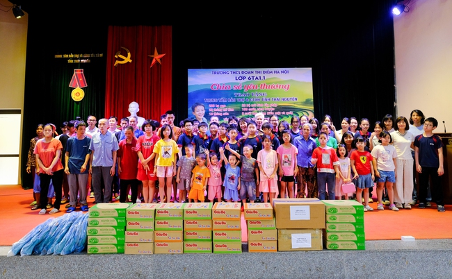 Học sinh Trường Đoàn Thị Điểm thăm tặng quà những người có hoàn cảnh khó khăn và tàn tật - Ảnh 4.