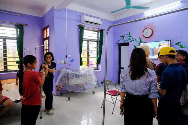 Học sinh Trường Đoàn Thị Điểm thăm tặng quà những người có hoàn cảnh khó khăn và tàn tật - Ảnh 5.