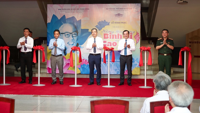 Triển lãm hơn 200 tài liệu, bài viết và hiện vật “Những tấm gương bình dị mà cao quý” - Ảnh 2.