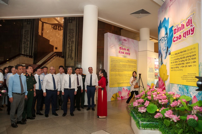 Triển lãm hơn 200 tài liệu, bài viết và hiện vật “Những tấm gương bình dị mà cao quý” - Ảnh 1.