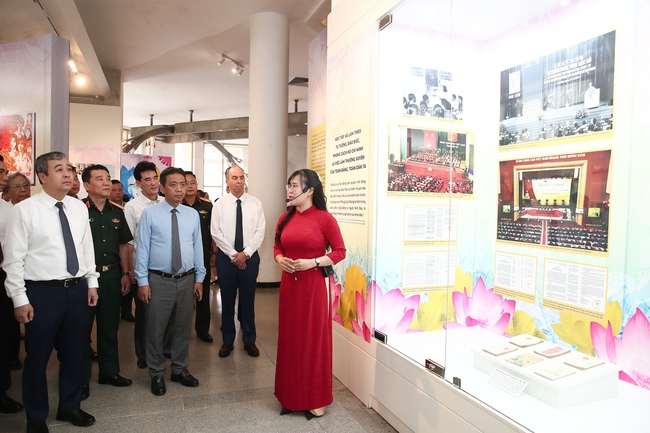 Triển lãm hơn 200 tài liệu, bài viết và hiện vật “Những tấm gương bình dị mà cao quý” - Ảnh 6.