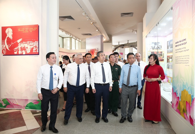 Triển lãm hơn 200 tài liệu, bài viết và hiện vật “Những tấm gương bình dị mà cao quý” - Ảnh 3.