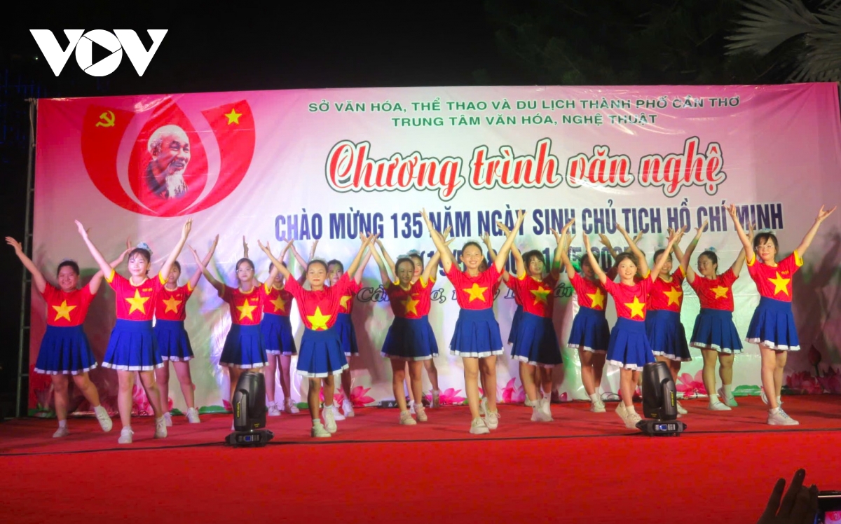 Chương trình văn nghệ ở Cần Thơ chào mừng 135 năm Ngày sinh Chủ tịch Hồ Chí Minh - Ảnh 1.