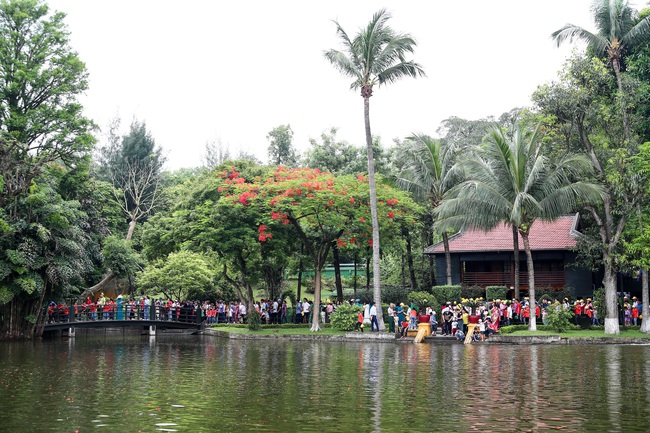 135 năm Ngày sinh Chủ tịch Hồ Chí Minh: đồng bào vào Lăng viếng Bác - Ảnh 10.