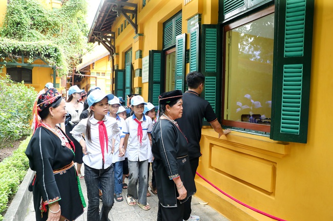 135 năm Ngày sinh Chủ tịch Hồ Chí Minh: đồng bào vào Lăng viếng Bác - Ảnh 12.