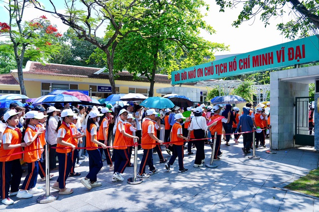 135 năm Ngày sinh Chủ tịch Hồ Chí Minh: đồng bào vào Lăng viếng Bác - Ảnh 2.