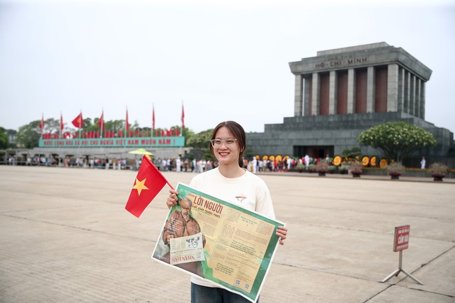 135 năm Ngày sinh Chủ tịch Hồ Chí Minh: đồng bào vào Lăng viếng Bác - Ảnh 7.