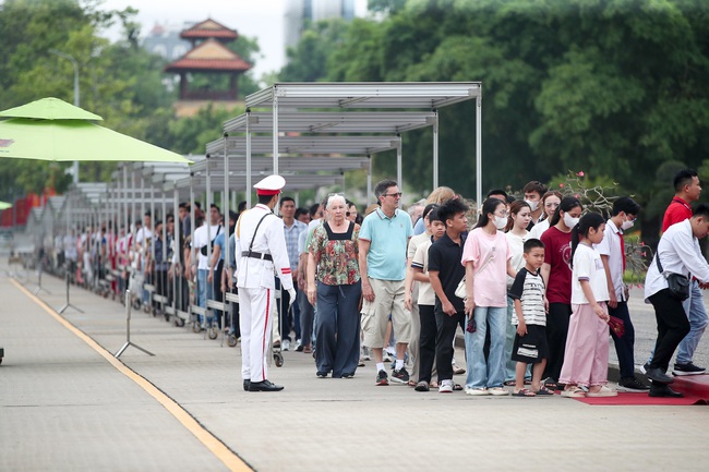 135 năm Ngày sinh Chủ tịch Hồ Chí Minh: đồng bào vào Lăng viếng Bác - Ảnh 5.