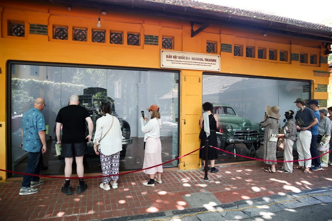 135 năm Ngày sinh Chủ tịch Hồ Chí Minh: đồng bào vào Lăng viếng Bác - Ảnh 14.