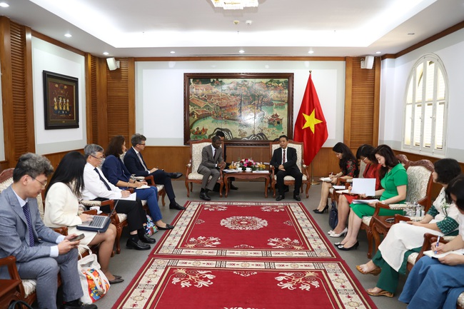 Thứ trưởng Hoàng Đạo Cương tiếp và làm việc với Giám đốc Trung tâm Di sản thế giới - Ảnh 2.