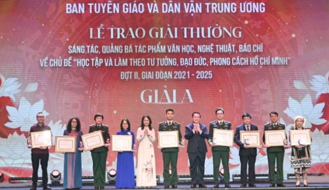 Trao giải thưởng văn học, nghệ thuật, báo chí về chủ đề học tập và làm theo Bác Hồ - Ảnh 1.