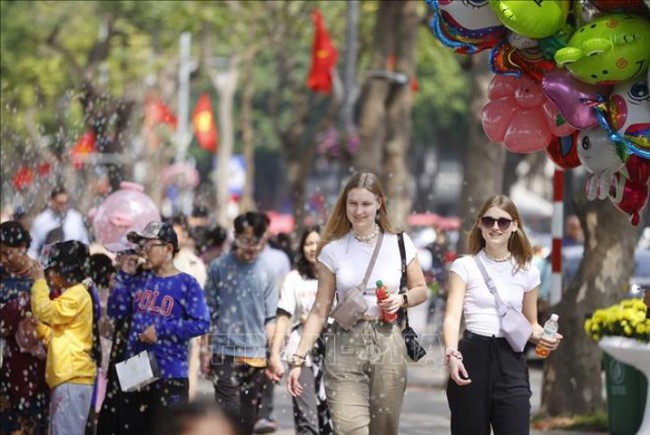 Chính sách thị thực linh hoạt góp phần thu hút khách quốc tế đến Việt Nam - Ảnh 1.