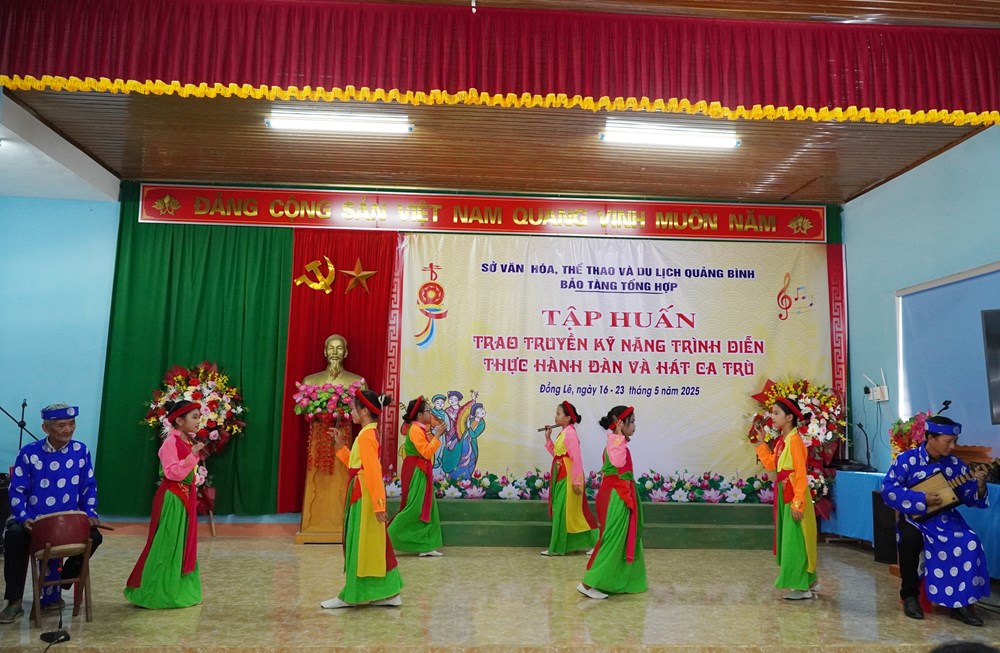 Quảng Bình: Trao truyền kỹ năng trình diễn, thực hành đàn và hát ca trù - Ảnh 2.