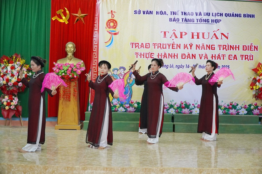 Quảng Bình: Trao truyền kỹ năng trình diễn, thực hành đàn và hát ca trù - Ảnh 1.