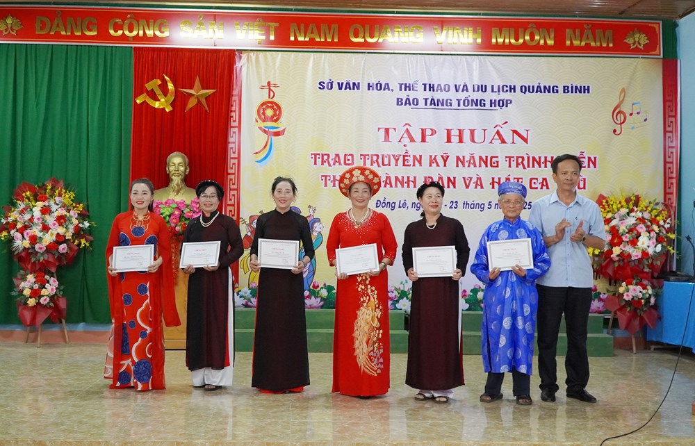 Quảng Bình: Trao truyền kỹ năng trình diễn, thực hành đàn và hát ca trù - Ảnh 3.