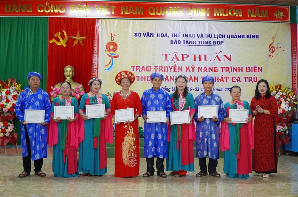 Quảng Bình: Trao truyền kỹ năng trình diễn, thực hành đàn và hát ca trù - Ảnh 4.